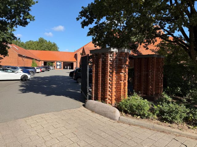 LIGE NU: Person fundet død på en folkeskole