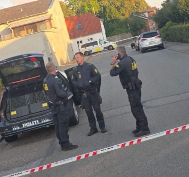 LIGE NU: Person fundet død i bil