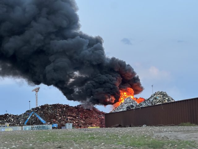 Kæmpe brand i Køge: Flammerne kan ses på flere kilometers afstand