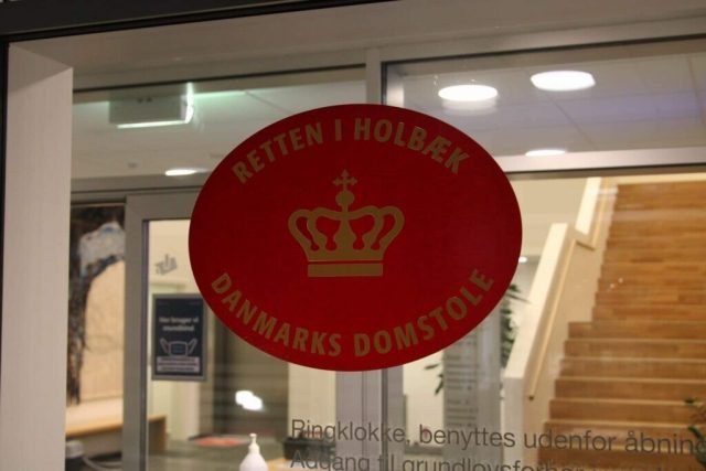 Kvinde tiltalt for alvorlig forbrydelse: Går i kødet på datter i retten