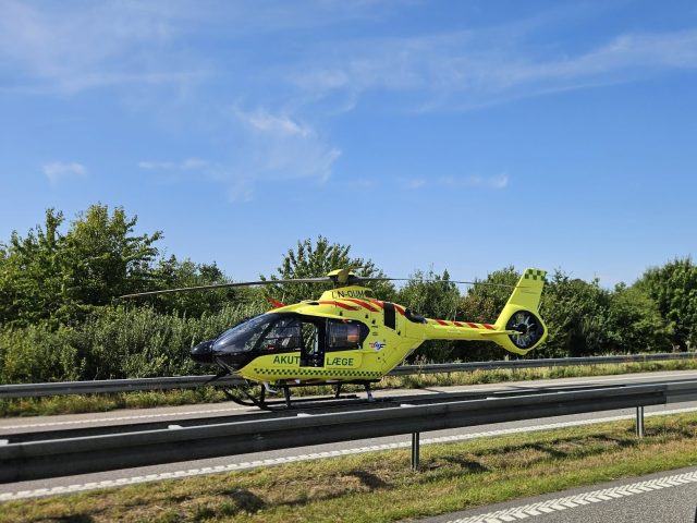 Motorcyklist i alvorligt uheld: Redningshelikopter lander på motorvej