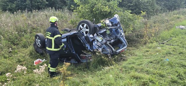 Bil mast sammen i frygteligt uheld: Mindst en person hentet i helikopter