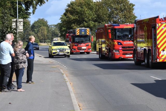 Taget er kollapset i voldsom brand: Myndighederne beder alle om at blive væk