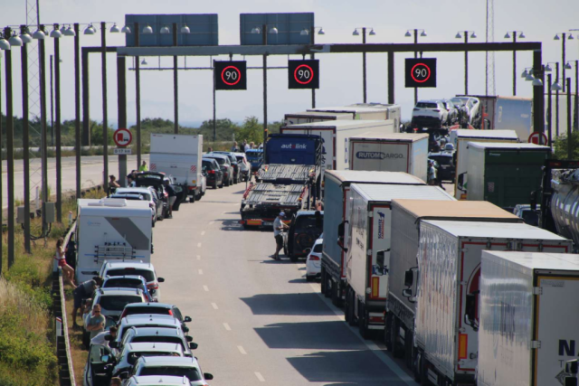 Voldsom ulykke spærrer motorvejen: Bilister advares