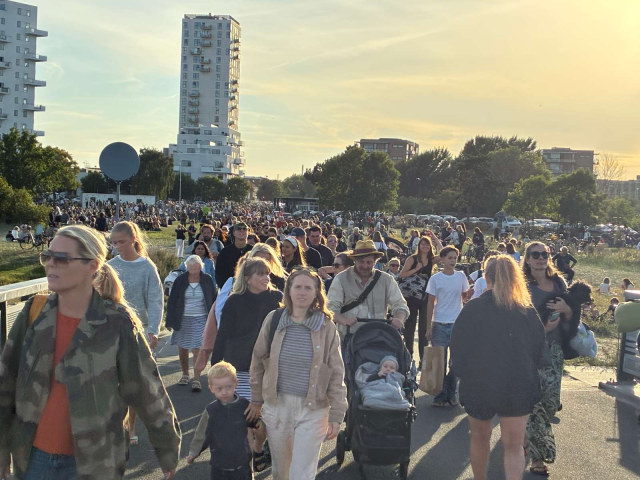 Kan du finde dig selv? Se de mange billeder fra solformørkelsesarrangementer i hele Danmark