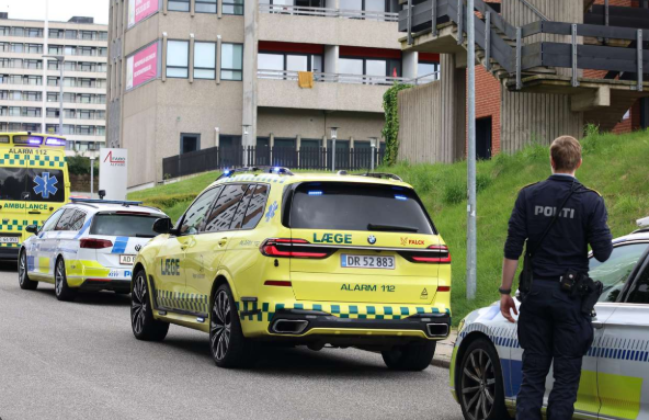 Bil banker lige ind i barn: Bliver kastet op på kølerhjelmen