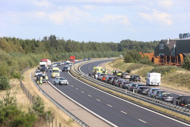 Vanvittigt dobbeltuheld: Bil ligger på hovedet og begge motorvejspor blokeret