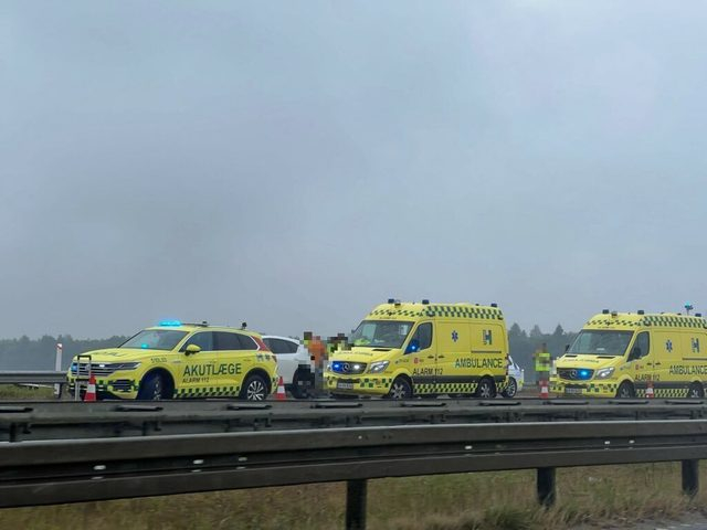 Uhyggelig hændelse ved motorvejsafkørsel: Dræbt foran pårørende på højlys dag