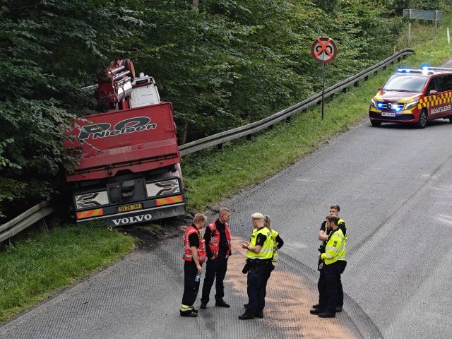 Lastbil pløjer græsstykke op i vanvidsulykke