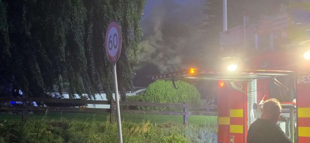 Gård står i flammer: “Luk døre og vinduer”