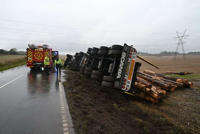 Melding om fastklemte i lastbilhændelse: Træstammer er væltet ud