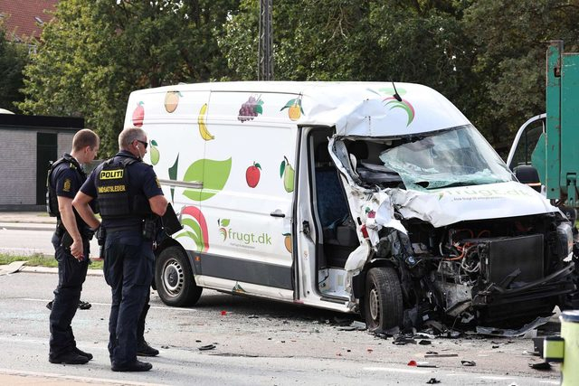 Alvorlig ulykke i København: Person hastet på hospitalet i sammenstød med lastbil
