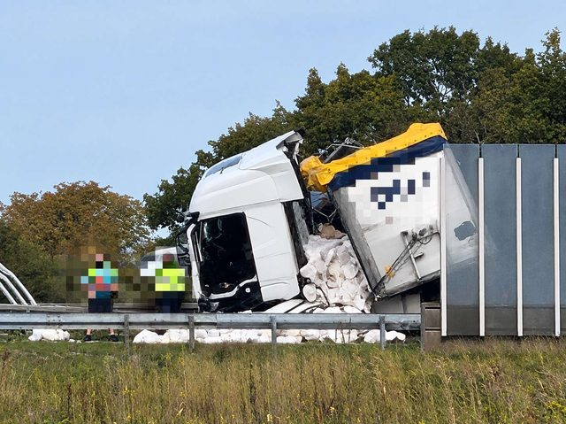 BREAKING: Lastbil ligger på tværs af motorvejen