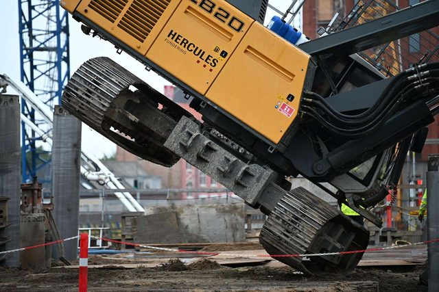 LIGE NU: 80 ton tung væltet maskine hejses – “sammenstyrtningsfare”