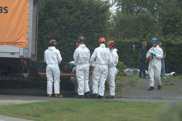 Betjente i DNA-dragter massivt til stede ved villa
