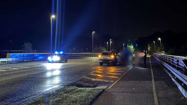 BREAKING: Bil ramt af sten ved motorvej