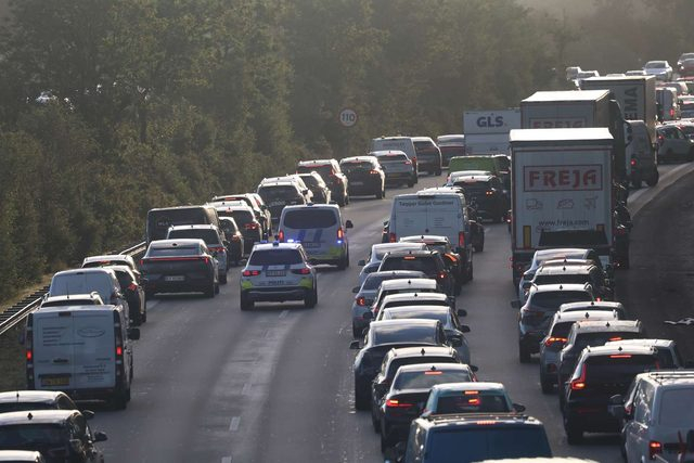 Kæmpe kø på motorvejen: Politiet haster gennem køen