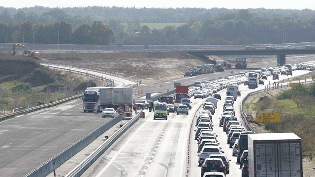 Motorvejskø vokser og vokser: Person hastet afsted i ambulance