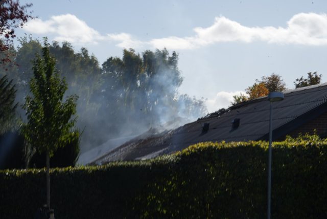 LIGE NU: Lille familiehus bliver ædt op af flammehav