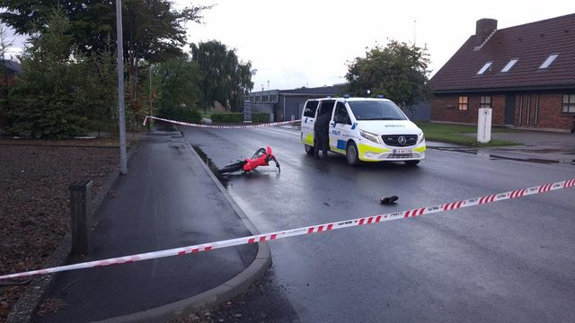 Mand alvorligt kvæstet: Røg 10-15 meter ned af vejen