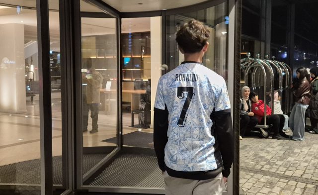 Fans venter spændt på Ronaldo foran Marriott