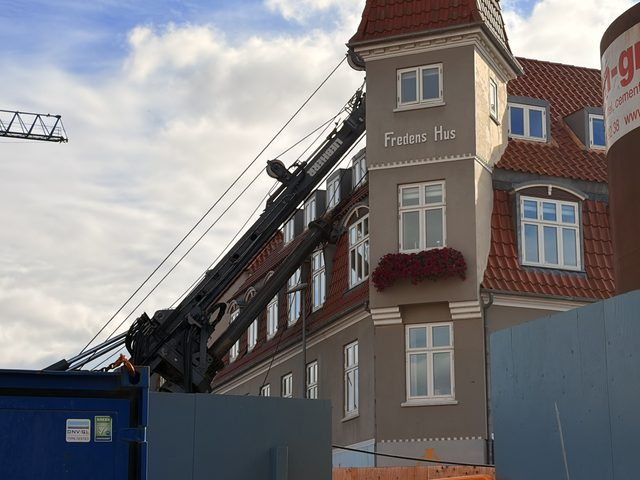 LIGE NU: Kran vælter ned i ejendom
