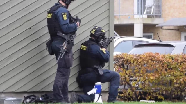 Voldsom aktion i familiekvarter: Politiet står med maskinpistoler