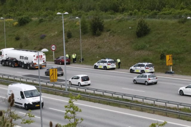 Slået i maven på E45: Mister livet