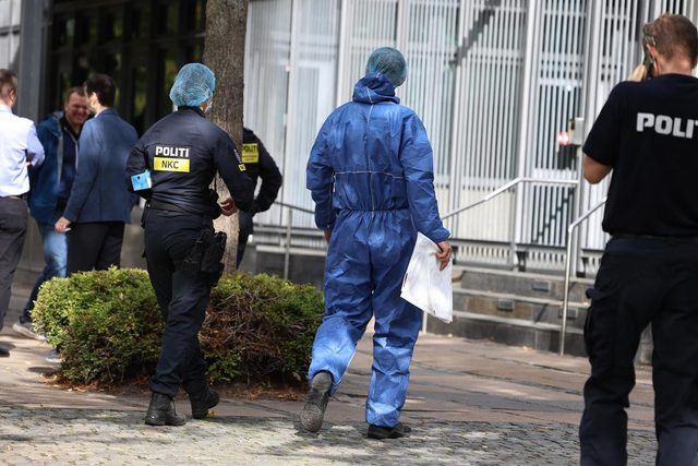 Gade blev spærret helt af: Mystisk pakke ved ambassade