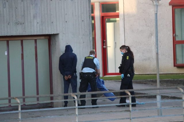 To mænd deles om død krop: Propper det i en tønde og kører rundt i Brøndby med det