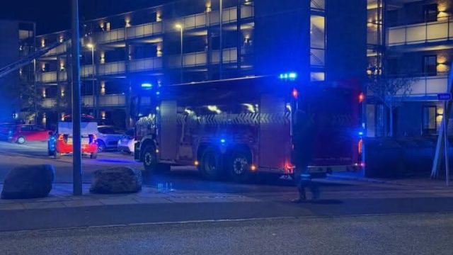 LIGE NU: Voldsom brand hærger i lejlighedskompleks – myndighederne vrimler til