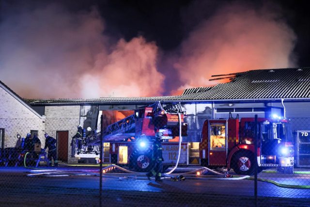 Massiv udrykning til kæmpebrand: Flammerne lyser nattehimlen op