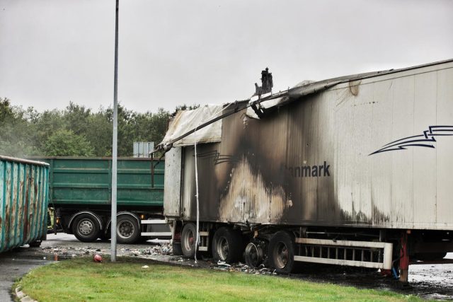 Drama på motorvejen: Lastbil bryder i brand