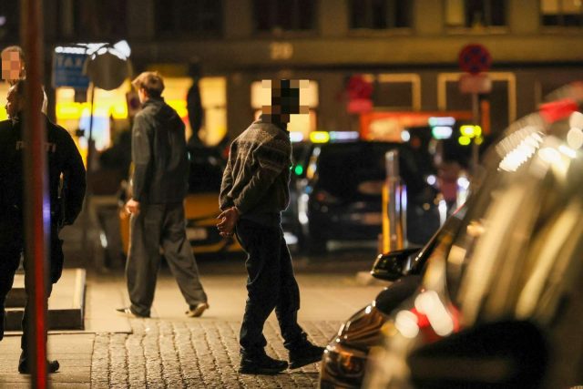Grusomt overfald på banegård: Mand går amok