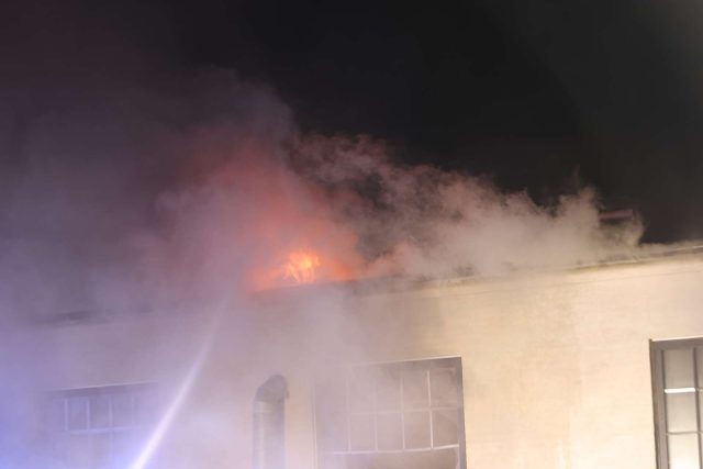 KÆMPE udrykning: Voldsom brand æder sig igennem bygning