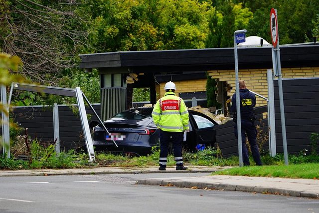 Vanvidsulykke på villavej: Tesla brager ind i hus