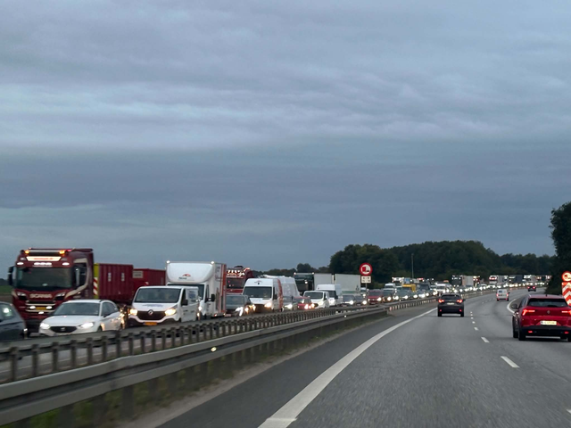 Kaos på motorvejen: Voldsomt uheld skaber kæmpe kø