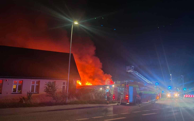 Massivt til stede: Voldsom brand i Dagli’Brugsen – ‘Hold jer væk!’