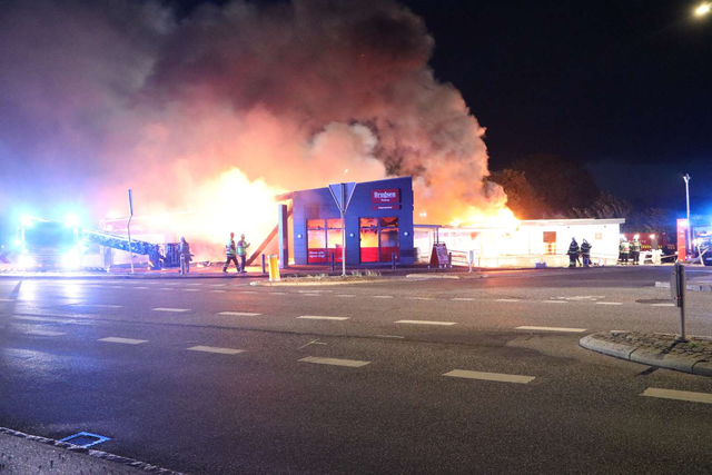 Massivt til stede: Voldsom brand i DagligBrugsen – ‘Hold jer væk!’