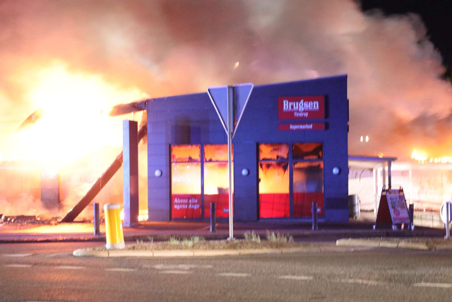 Gigantiske flammer i Brugsen: To brandfolk hastet på hospitalet