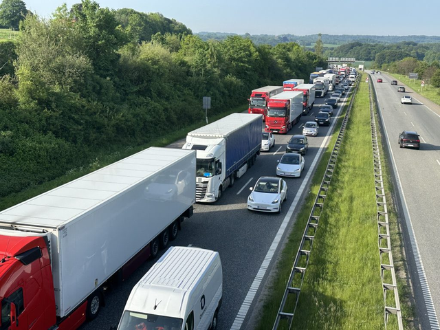 Kæmpe lastbilkaos på motorvej: Chauffør får ildebefindende