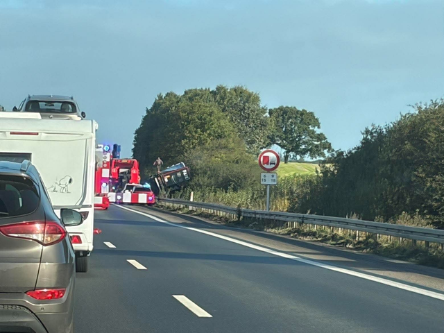 Kæmpe lastbilkaos på motorvej: Chauffør får ildebefindende