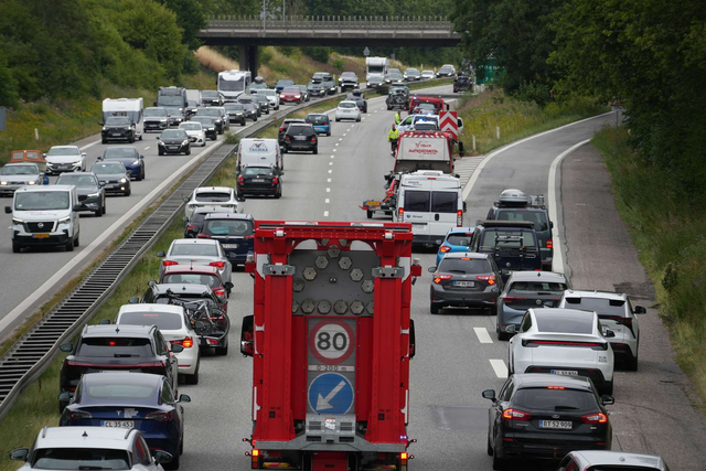 Voldsomt uheld skaber kaos: Ni kilometer lang kø på motorvejen