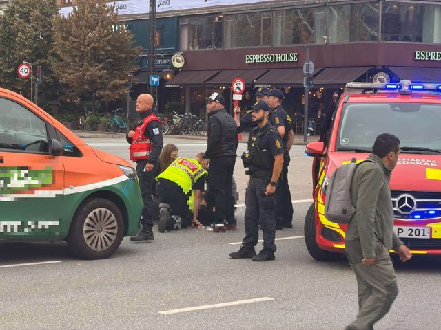 Stor udrykning på Rådhuspladsen: Flere personer påkørt