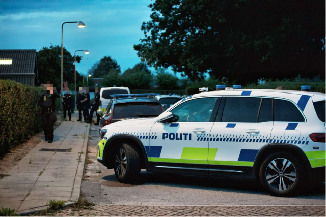 Adskillige politikøretøjer tilkaldt: Afspærring på adresse søndag aften