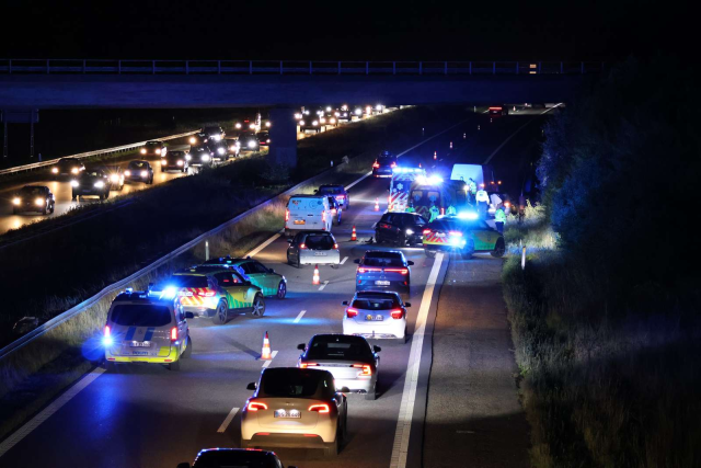 Gigantkaos på spærret motorvej lige nu