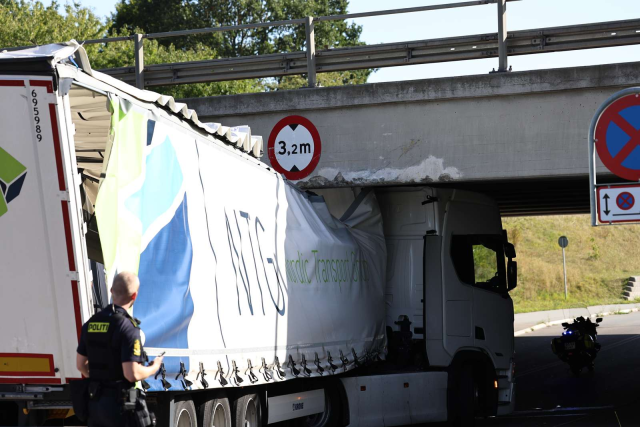 Frygtelig ulykke: Lastbil brager ind i motorvejsbro