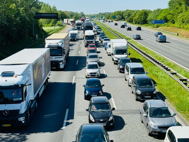 Kaos i morgentrafikken: Lang kø på motorvejen