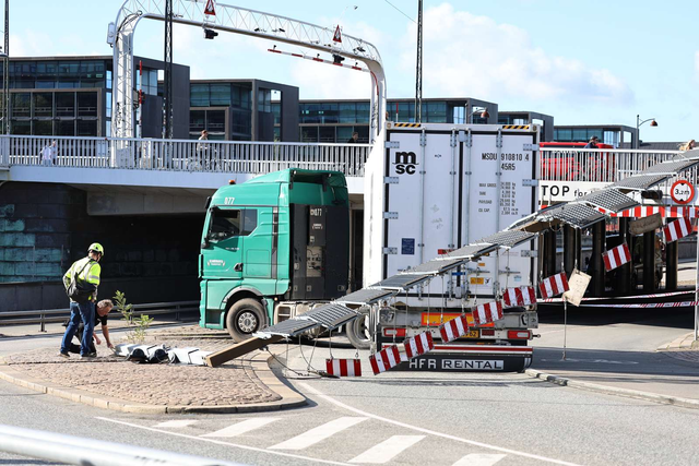 Lastbil i vanvidssituation ved kendt dansk bro