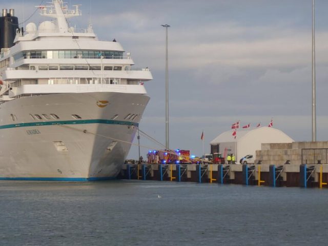 LIGE NU: Krydstogtsskib brænder i dansk havn